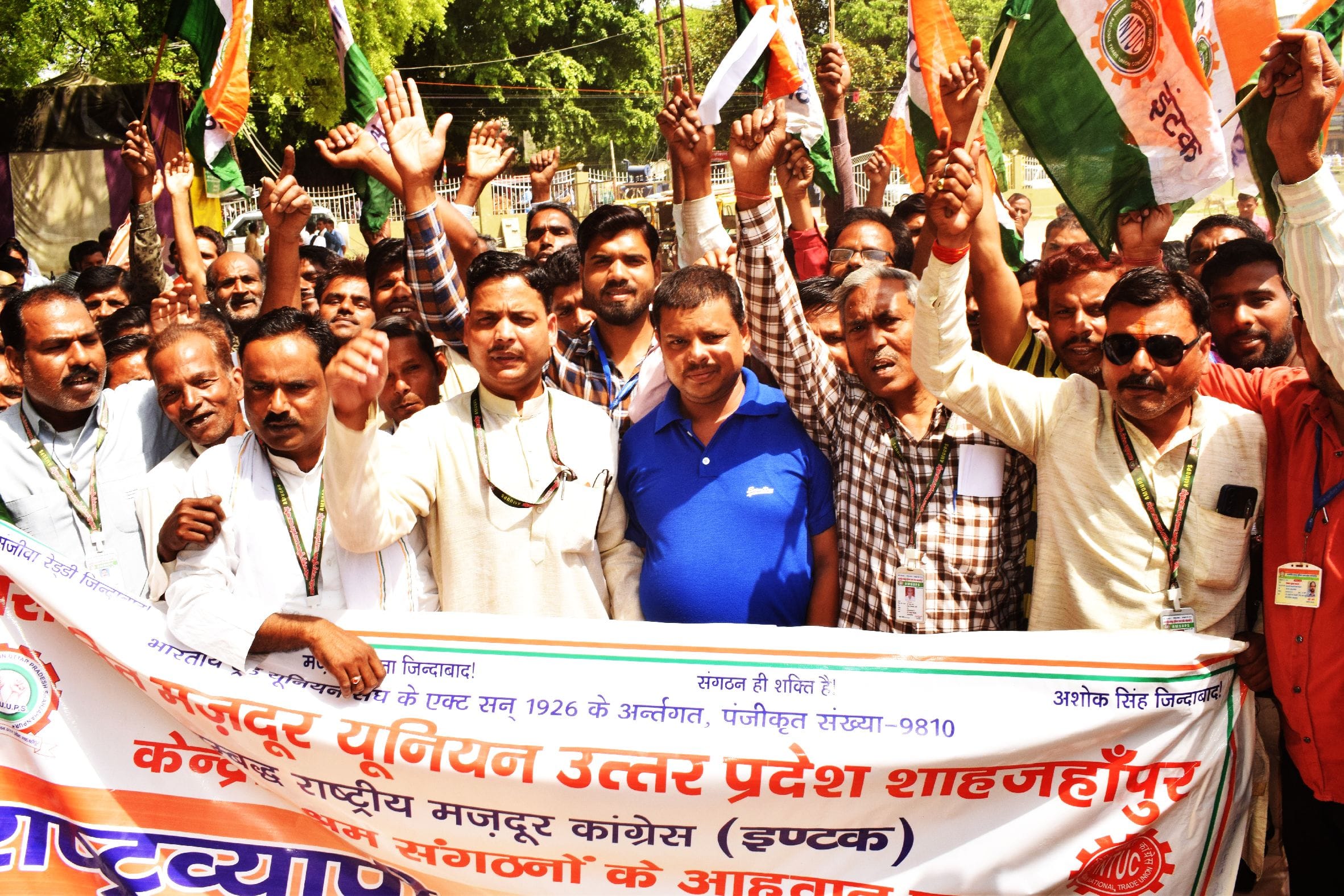 शाहजहांपुर के कलक्ट्रेट में प्रदर्शन करते असंगठित मजदूर यूनियन के कार्यकर्ता । संवाद शाहजहांपुर के कलक्ट्रेट में प्रदर्शन करते असंगठित मजदूर यूनियन के कार्यकर्ता । संवाद