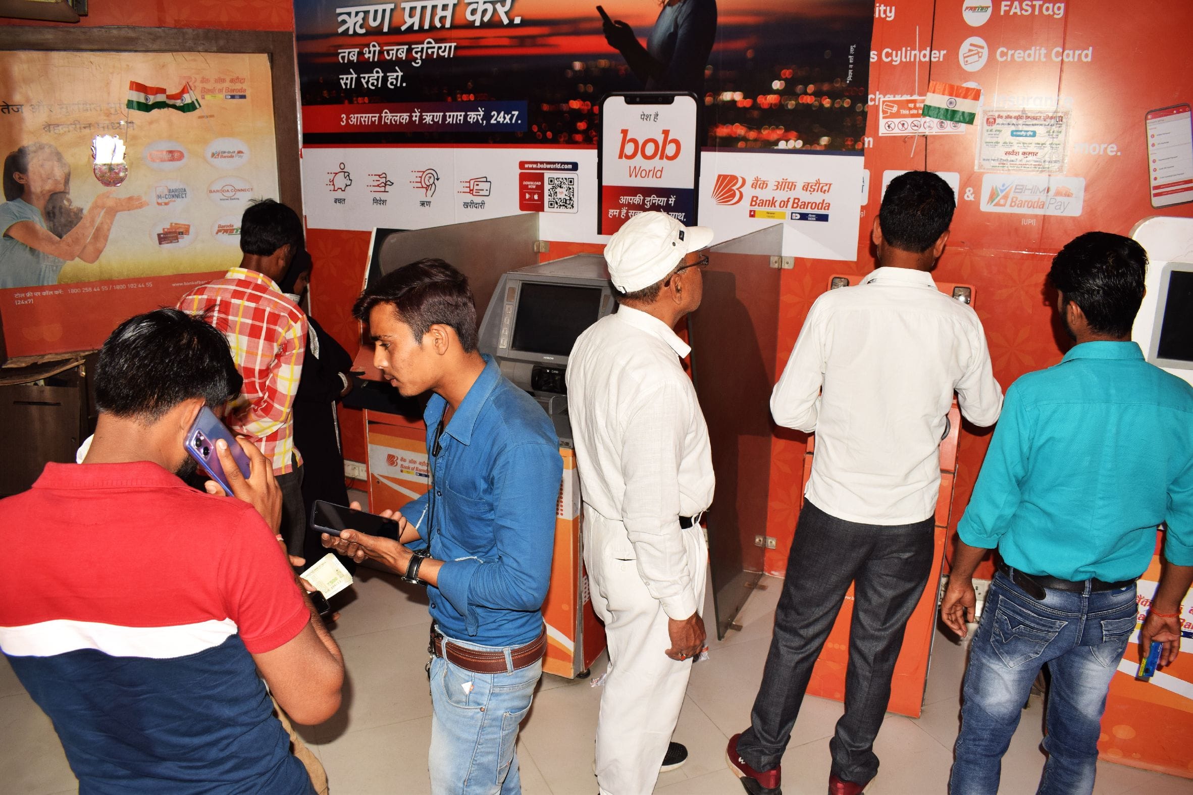 शाहजहांपुर में बैंको की हड़ताल के दौरान बैंक ऑफ बड़ौदा के एटीएम नगदी निकालने खड़े लोग । संवाद शाहजहांपुर में बैंको की हड़ताल के दौरान बैंक ऑफ बड़ौदा के एटीएम नगदी निकालने खड़े लोग । संवाद