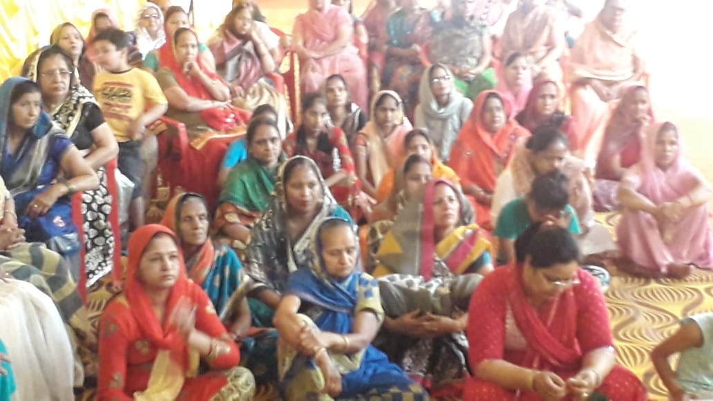 शाहपुर में चल रही भामद्भागवत कथा में मौजूद श्रोता