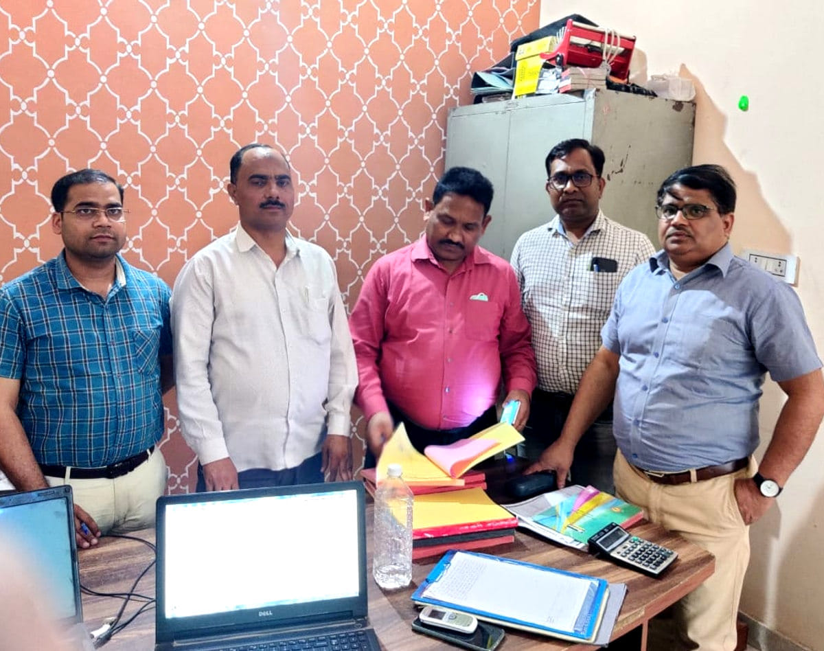 देहरदून रोड़ एक फार्म पर जांच करते जीएसटी अधिकारी