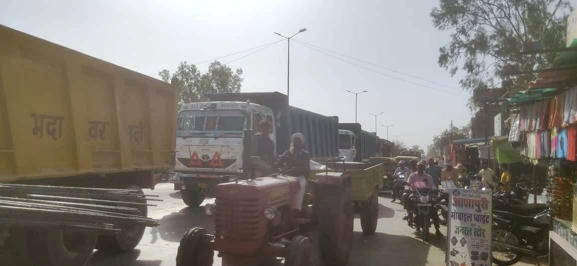 देवनगर चौराहे पर जाम के बाद वाहनों की लगी कतारें।