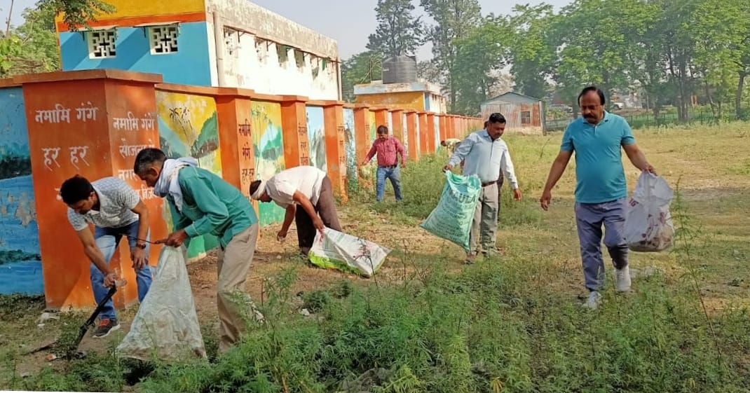 बिजनौर में गंगा बैराज पर सफाई करते अधिकारी व कर्मचारी। बिजनौर में गंगा बैराज पर सफाई करते अधिकारी व कर्मचारी।