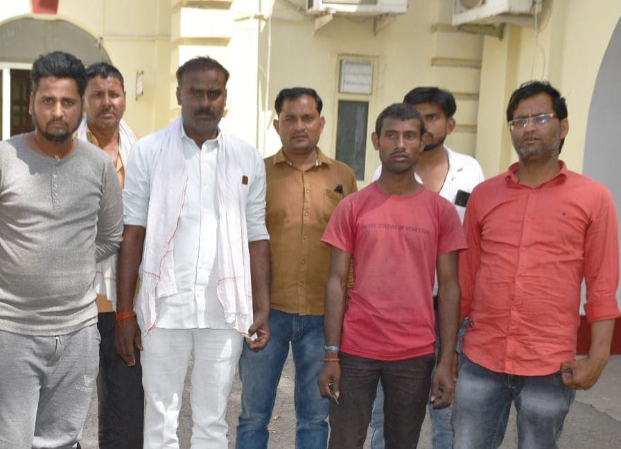 एसएसपी कार्यालय के बाहर खड़े महिला के परिजन एसएसपी कार्यालय के बाहर खड़े महिला के परिजन