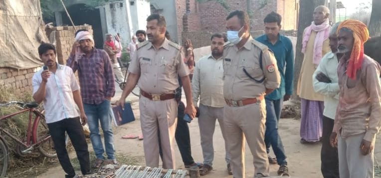 घटनास्थल पर निरीक्षण करते पुलिस अधिकारी घटनास्थल पर निरीक्षण करते पुलिस अधिकारी