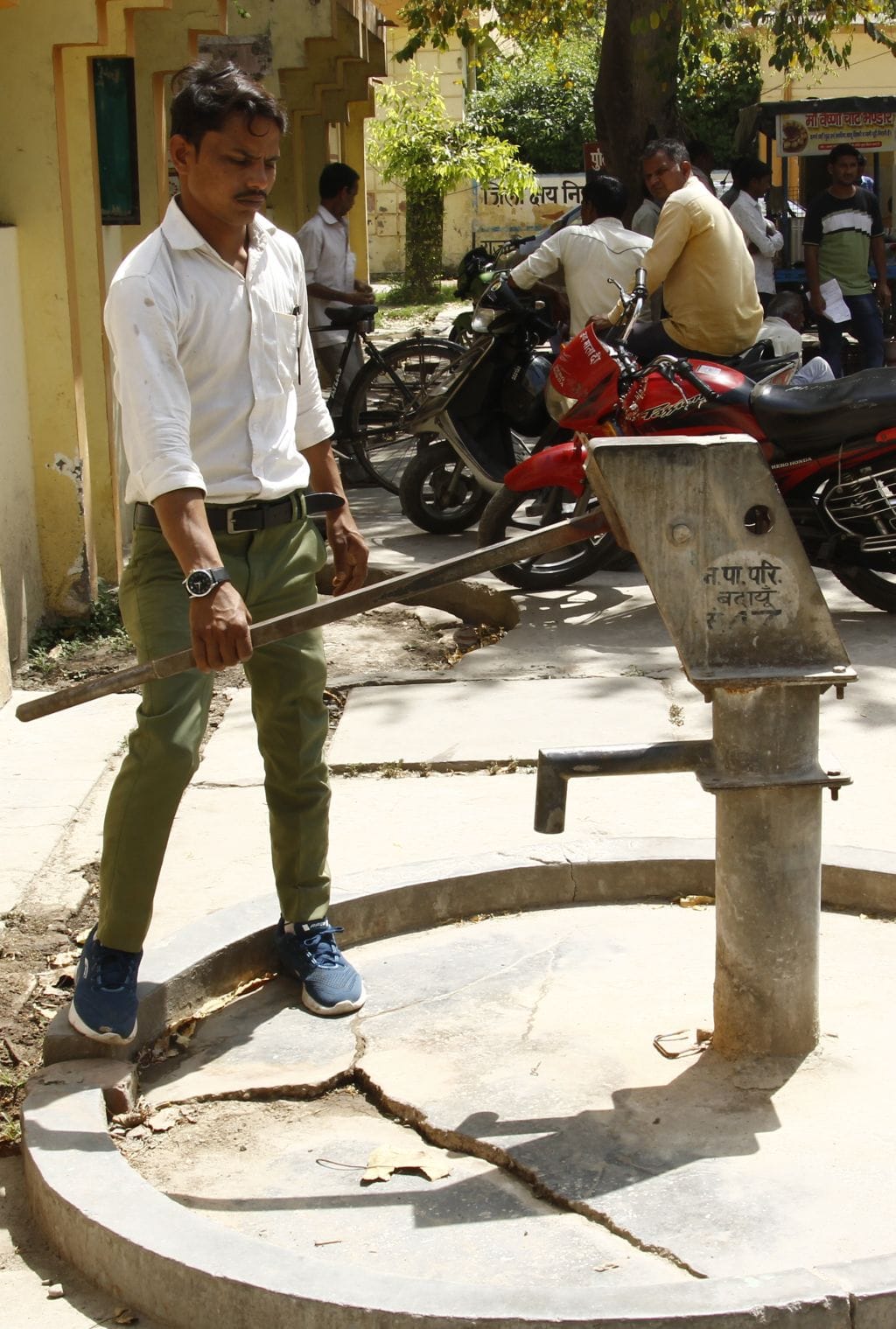 जिला अस्पताल में खराब पड़ा इंडिया मार्क हैंडपंप। संवाद जिला अस्पताल में खराब पड़ा इंडिया मार्क हैंडपंप। संवाद