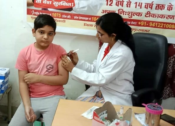 जिला चिकित्सालय में टीकाकरण कराता अभिनव कुमार। जिला चिकित्सालय में टीकाकरण कराता अभिनव कुमार।