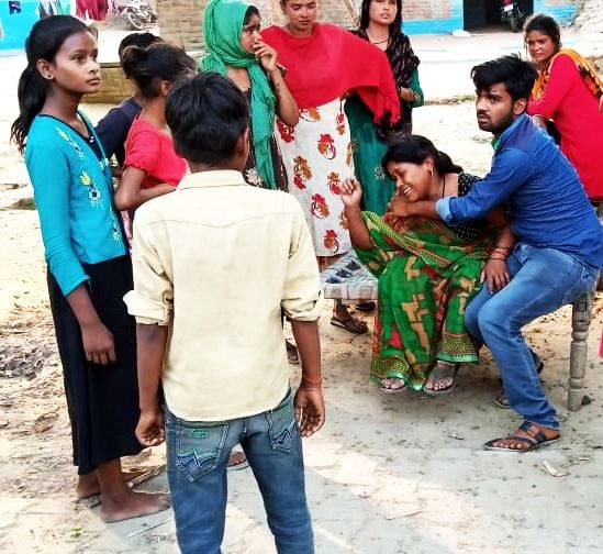 खुदागंज में रोते बिलखते मृतक हरीश गंगवार । संवाद