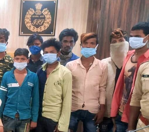 महाराष्ट्र से लाए गए युवक। संवाद महाराष्ट्र से लाए गए युवक। संवाद