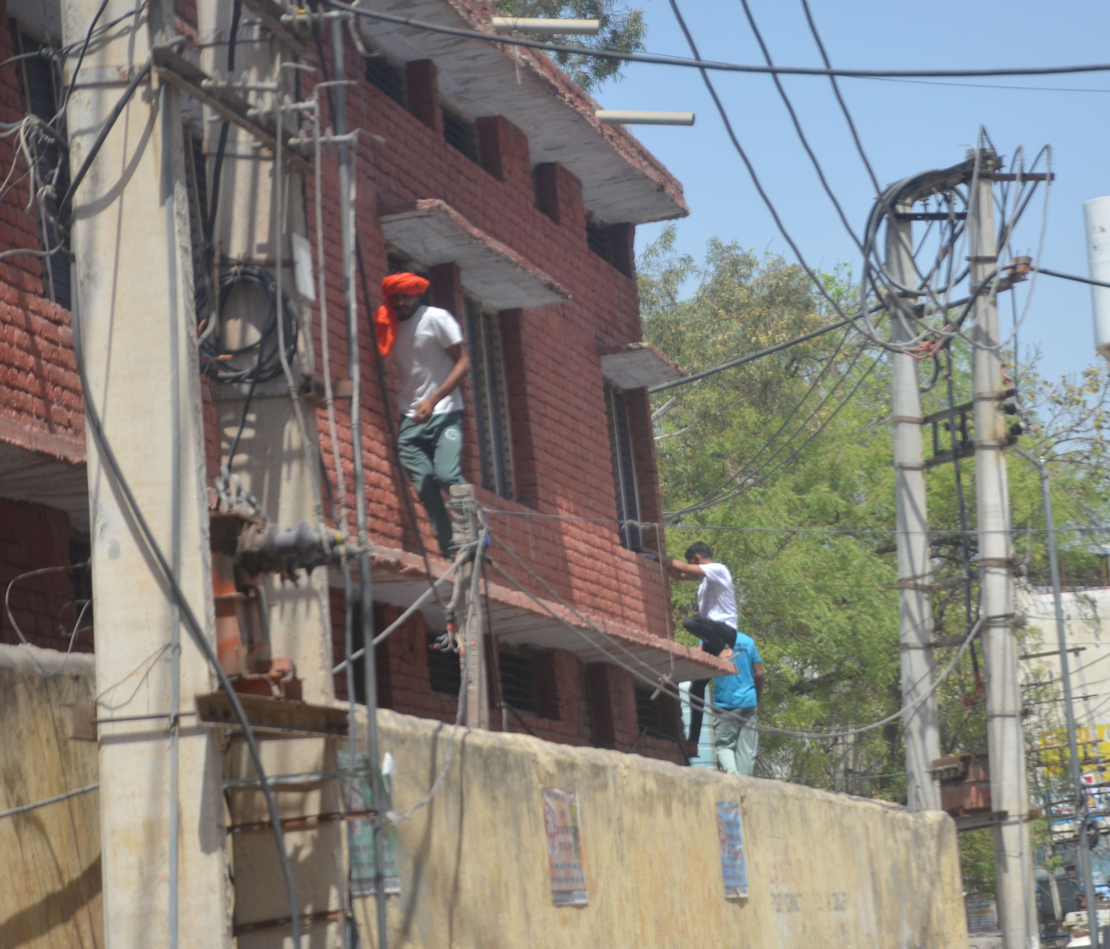 न जान की परवाह न कार्रवाई का भय....कमरे में अंदर पर्ची पहुंचाने के लिए बेखौफ होकर छज्जे पर चढ़े युवक? न जान की परवाह न कार्रवाई का भय....कमरे में अंदर पर्ची पहुंचाने के लिए बेखौफ होकर छज्जे पर चढ़े युवक?