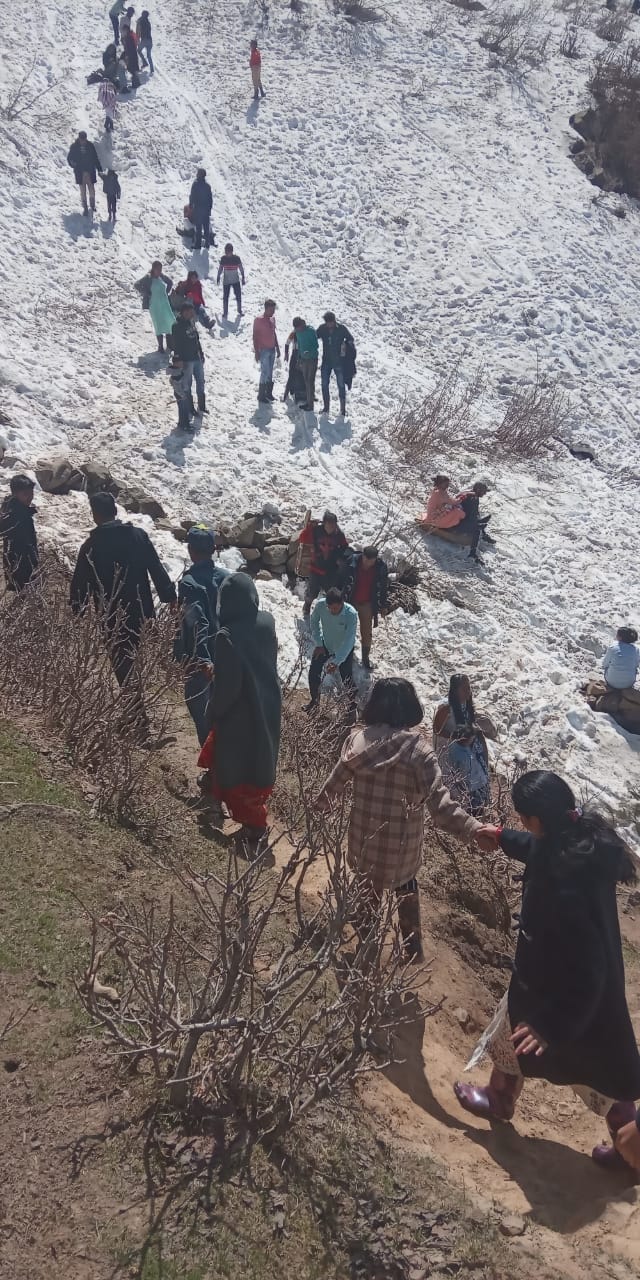 नत्थाटाप में बिछी बर्फ के बीच आंनद लेते सैलानी :- संवाद नत्थाटाप में बिछी बर्फ के बीच आंनद लेते सैलानी :- संवाद