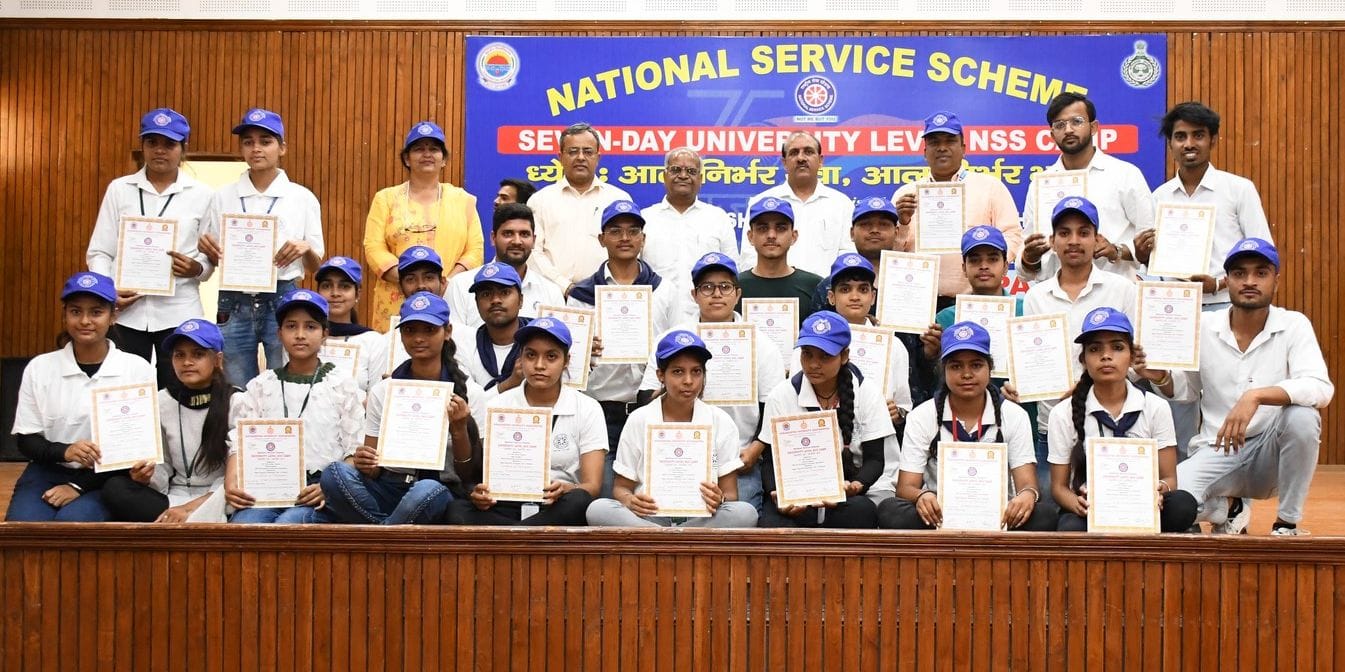 पानीपत। एनएसएस कैंप के समापन पर विद्यार्थियों को प्रमाण पत्र वितरित करते हुए प्राचार्य व अन्य।