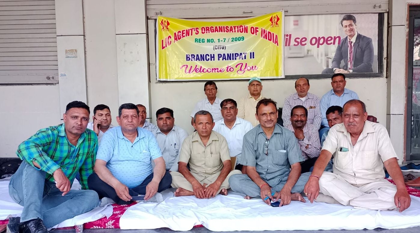 पानीपत। हड़ताल पर बैठे हुए एलआईसी एजेंट। पानीपत। हड़ताल पर बैठे हुए एलआईसी एजेंट।