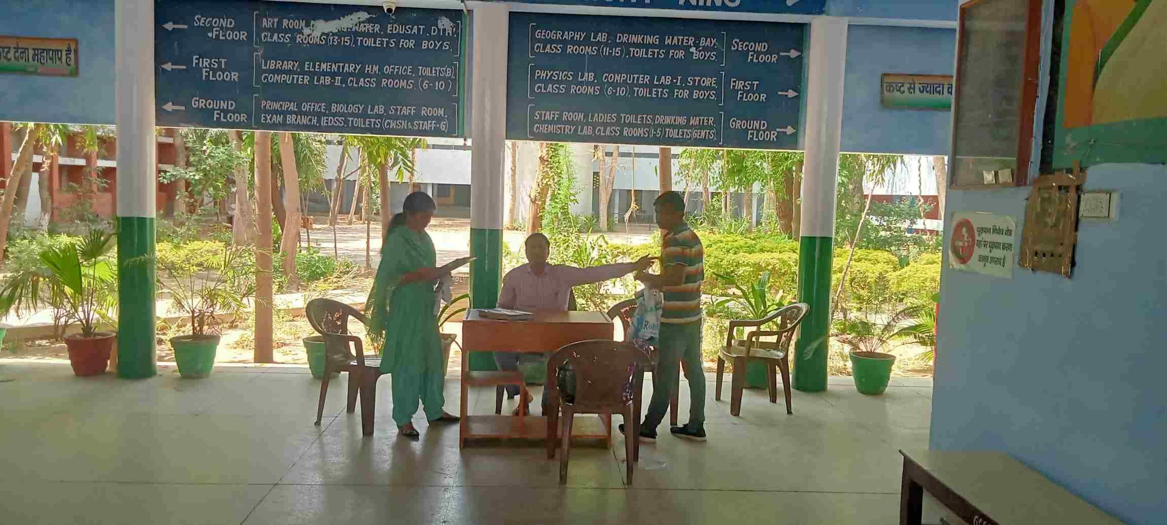 परीक्षा केंद्र पर बैठा परीक्षा केंद्र का चीफ कट्रोलर । संवाद परीक्षा केंद्र पर बैठा परीक्षा केंद्र का चीफ कट्रोलर । संवाद
