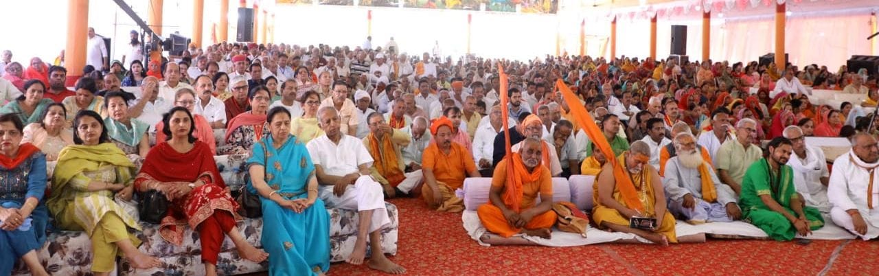 रामायण मेला परिसर में श्रीराम कथा के दौरान मौजूद भक्तगण।