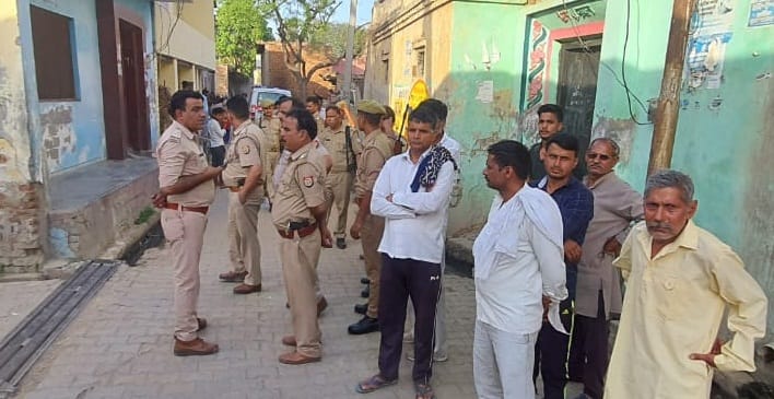 सिंभावली के गांव औरंगाबाद में हत्या के बाद तैनात पुलिस बल। सिंभावली के गांव औरंगाबाद में हत्या के बाद तैनात पुलिस बल।