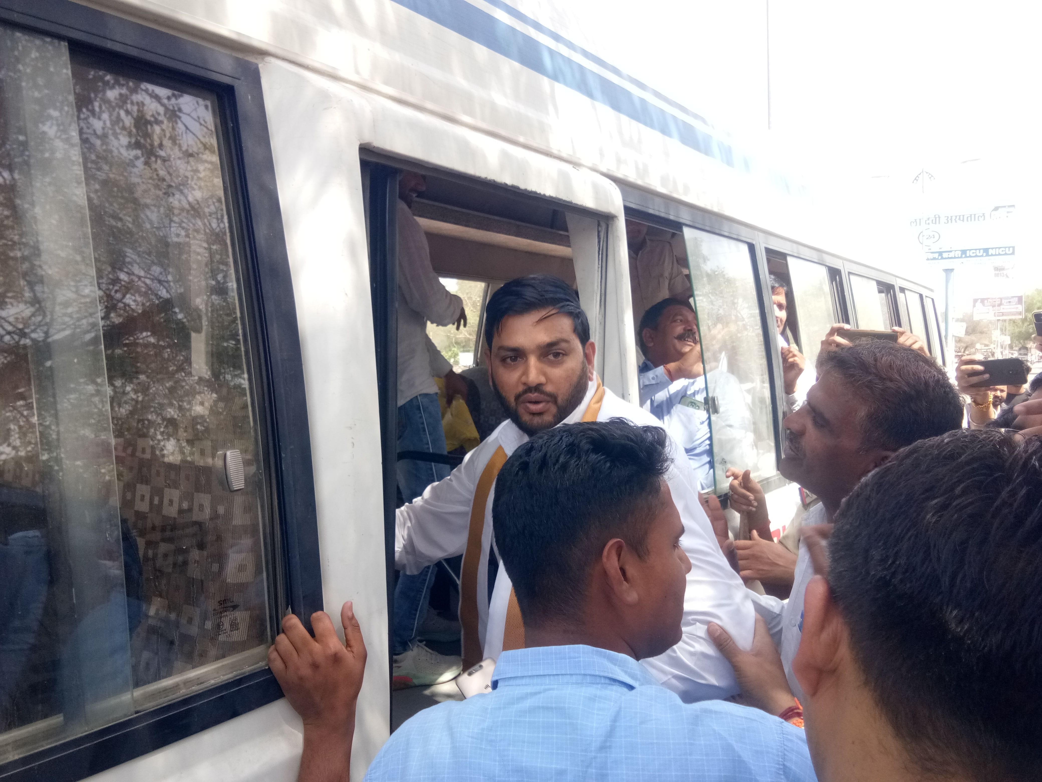  सामाजिक संगठनों से जुड़े लोगों को हिरासत में लेती पुलिस। संवाद