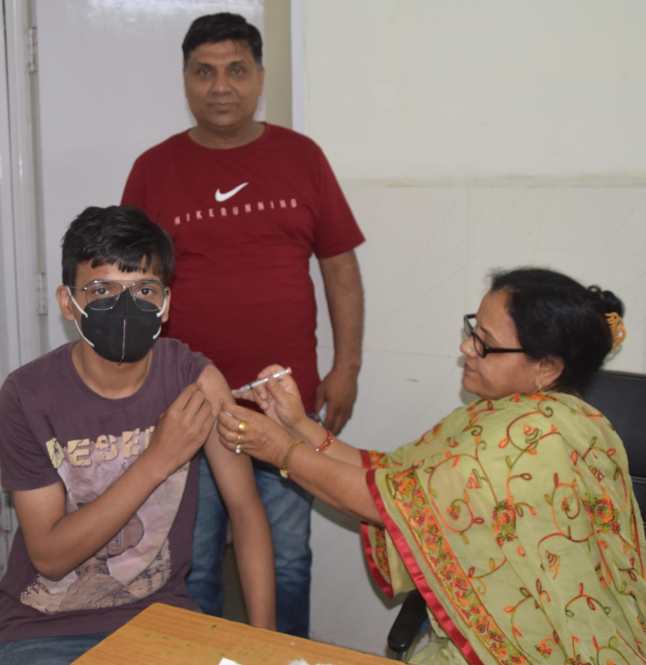 सामान्य अस्पताल में टीका लगवाता नवतेश। अमर उजाला