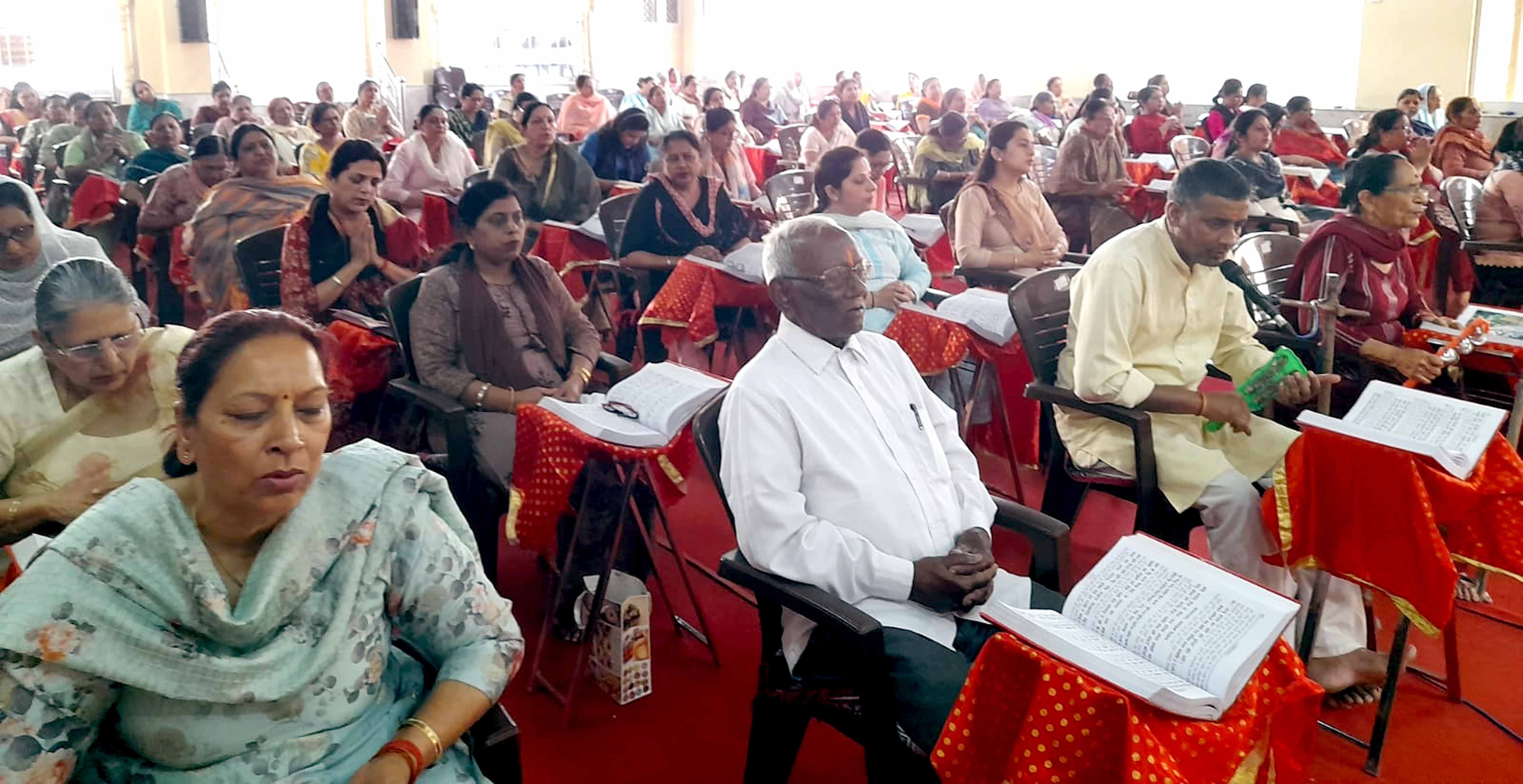 सिटी के सेक्टर सात स्थित श्री महादेव नीलकंठ मंदिर में चल रहे सामूहिक रामायण पाठ में भाग लेते भक्त