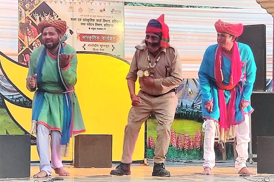 सैंया भए कोतवाल नाटक का मंचन करते कलाकार। संवाद सैंया भए कोतवाल नाटक का मंचन करते कलाकार। संवाद