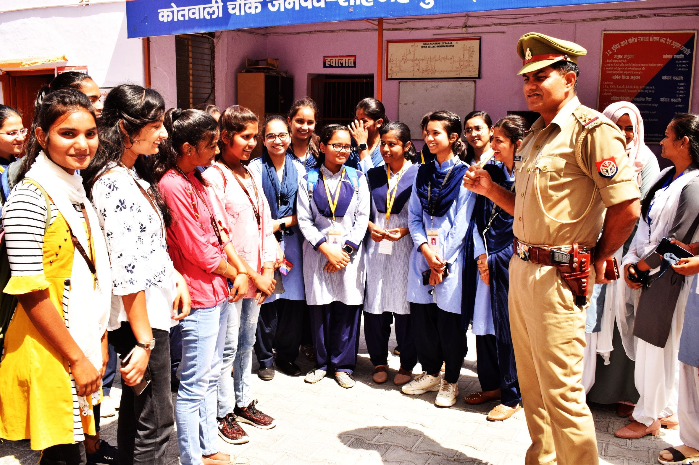 शाहजहांपुर के चौक कोतवाली में अमर उजाला की ओर से आयोजित पुलिस की पाठशाला के दौरान छात्राओं को जान शाहजहांपुर के चौक कोतवाली में अमर उजाला की ओर से आयोजित पुलिस की पाठशाला के दौरान छात्राओं को जान
