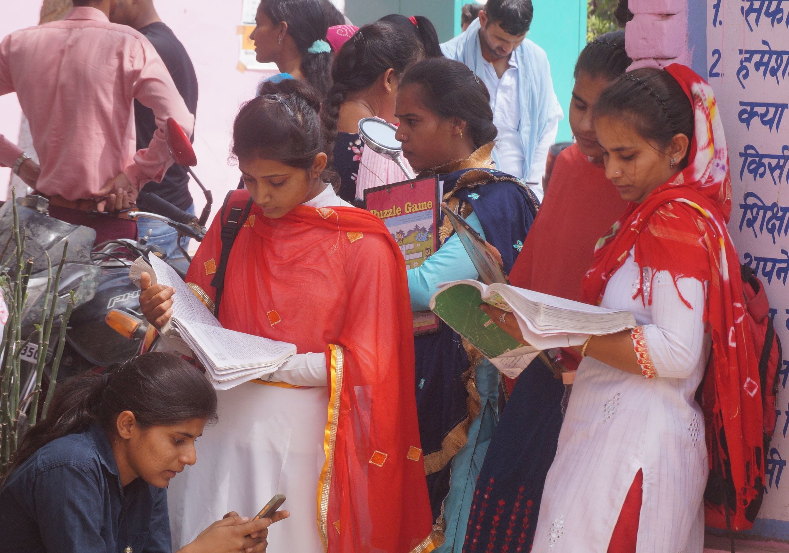 थोड़ा सा तो और पढ़ लें... परीक्षा केंद्र में परीक्षा देने के लिए आई परीक्षार्थी परीक्षा शुरू होने स थोड़ा सा तो और पढ़ लें... परीक्षा केंद्र में परीक्षा देने के लिए आई परीक्षार्थी परीक्षा शुरू होने स