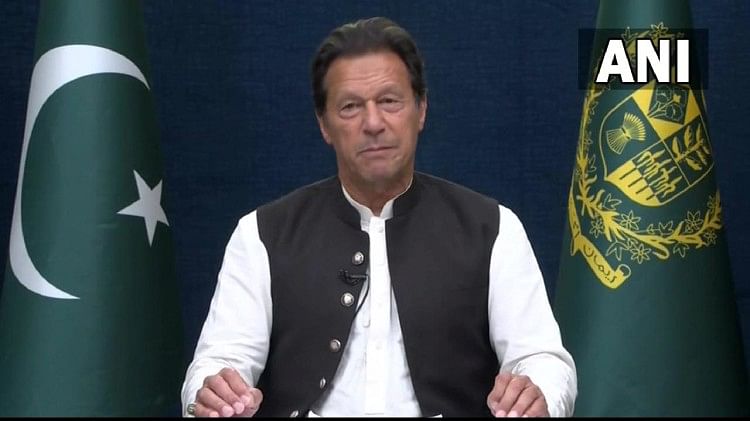 पाकिस्तान में सियासी संकट Live: कार्यकारी पीएम चुने जाने तक इमरान बने रहेंगे प्रधानमंत्री, लंदन में नवाज शरीफ पर दोबारा हमला