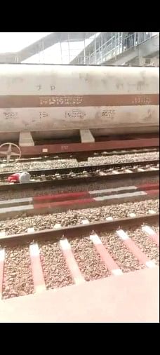 Police, Train, Mahila – Tout le train est passé au-dessus de la femme, mais aucune égratignure n’est venue
