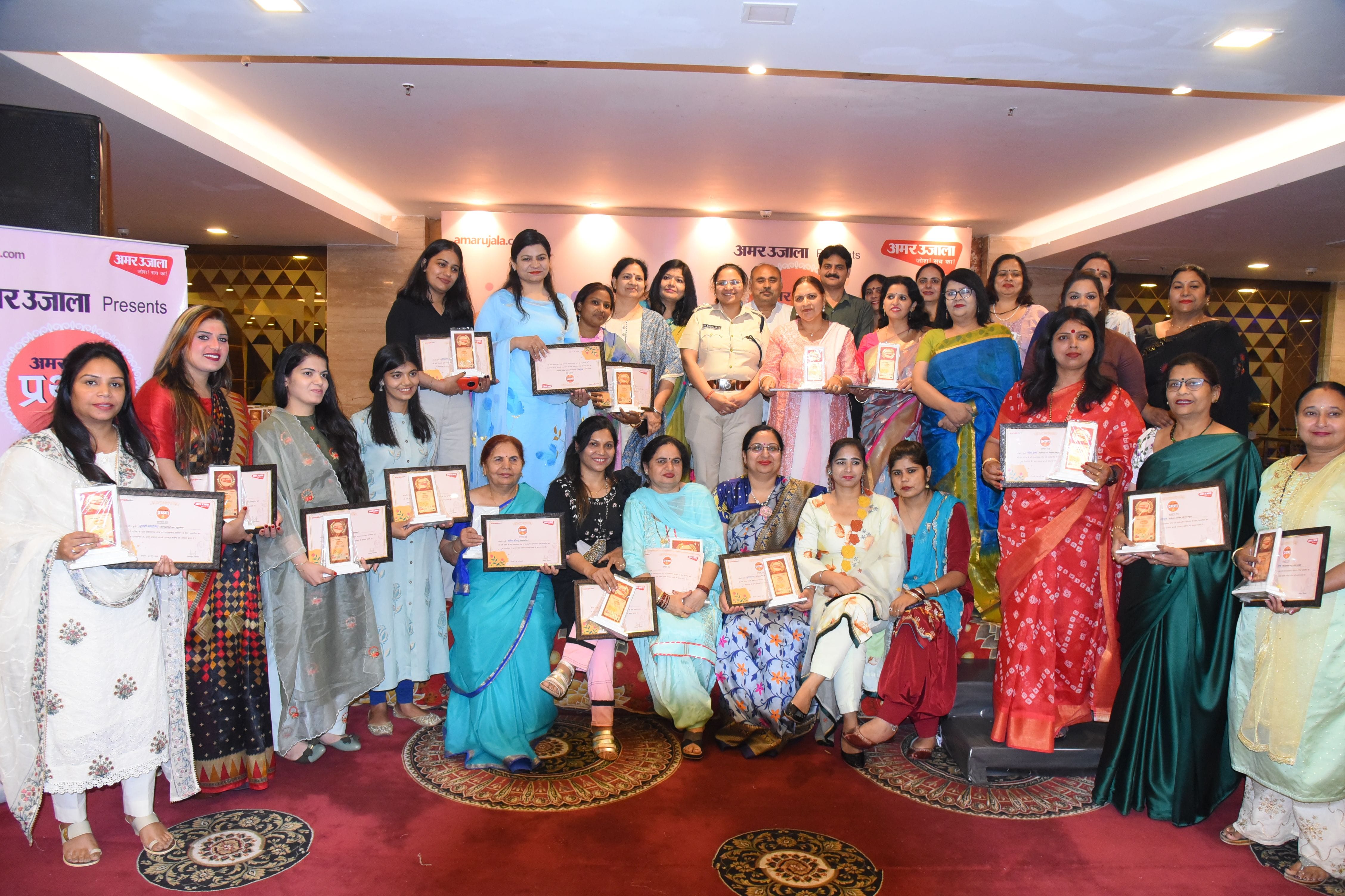 अमर उजाला की ओर से आयोजित कार्यक्रम के दौरान सम्मानित हुईं महिलाओं के साथ मुख्यातिथि एसपी डॉ.अंश? अमर उजाला की ओर से आयोजित कार्यक्रम के दौरान सम्मानित हुईं महिलाओं के साथ मुख्यातिथि एसपी डॉ.अंश?