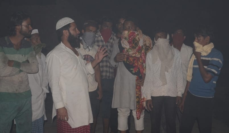 बागपत में कूड़े में आग लगने से हालत खराब होने पर लोगों को दूर जाने की सलाह देते इरशाद उर्फ नन्ने सभ