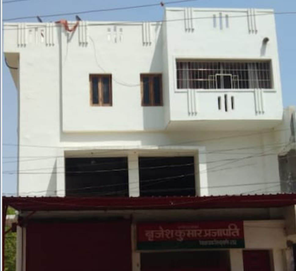 बांदा के बिजली खेड़ा मोहल्ले में स्थित पूर्व विधायक बृजेश प्रजापति का मकान। बांदा के बिजली खेड़ा मोहल्ले में स्थित पूर्व विधायक बृजेश प्रजापति का मकान।