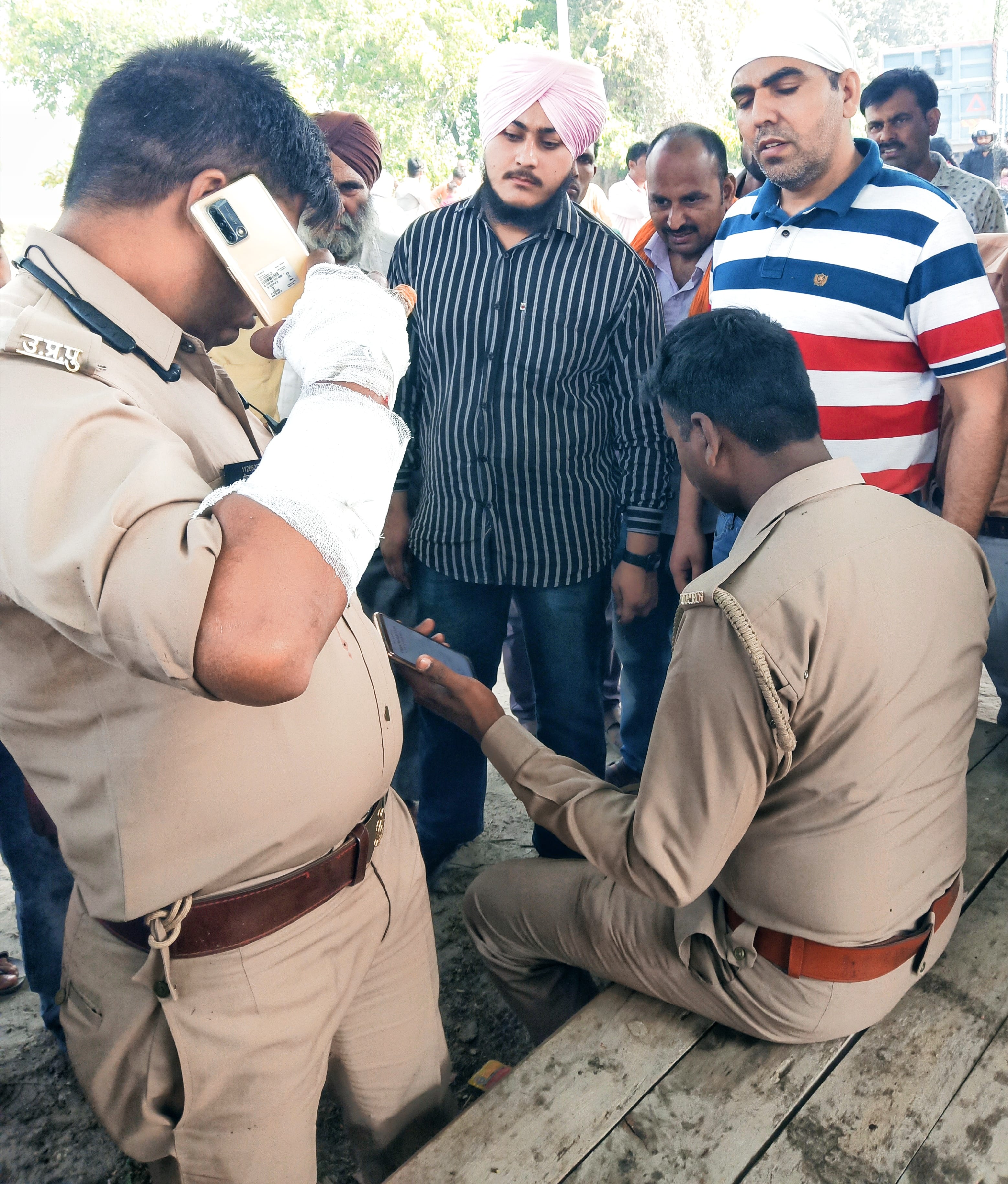 गाड़ी पलटने से घायल सिपाही और होमगार्ड