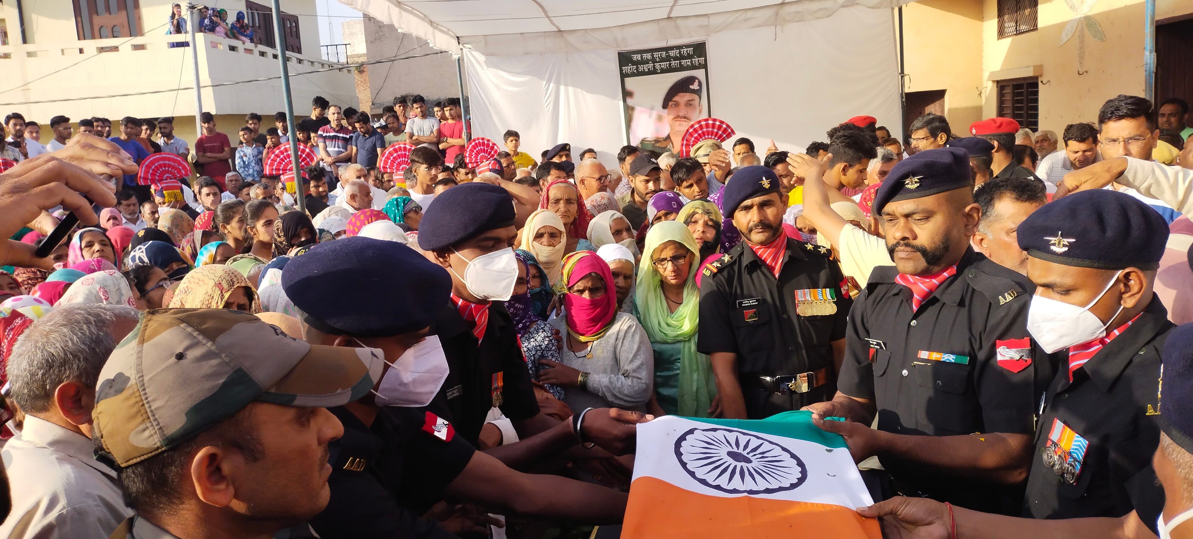 गांव बारना में शहीद नायक अश्वनी कुमार को नमन करते सेना के जवान। संवाद गांव बारना में शहीद नायक अश्वनी कुमार को नमन करते सेना के जवान। संवाद