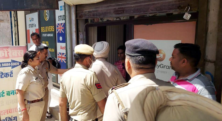 घटनास्थल का जायजा लेती पुलिस अधीक्षक डॉ. अंशु सिंगला। संवाद घटनास्थल का जायजा लेती पुलिस अधीक्षक डॉ. अंशु सिंगला। संवाद