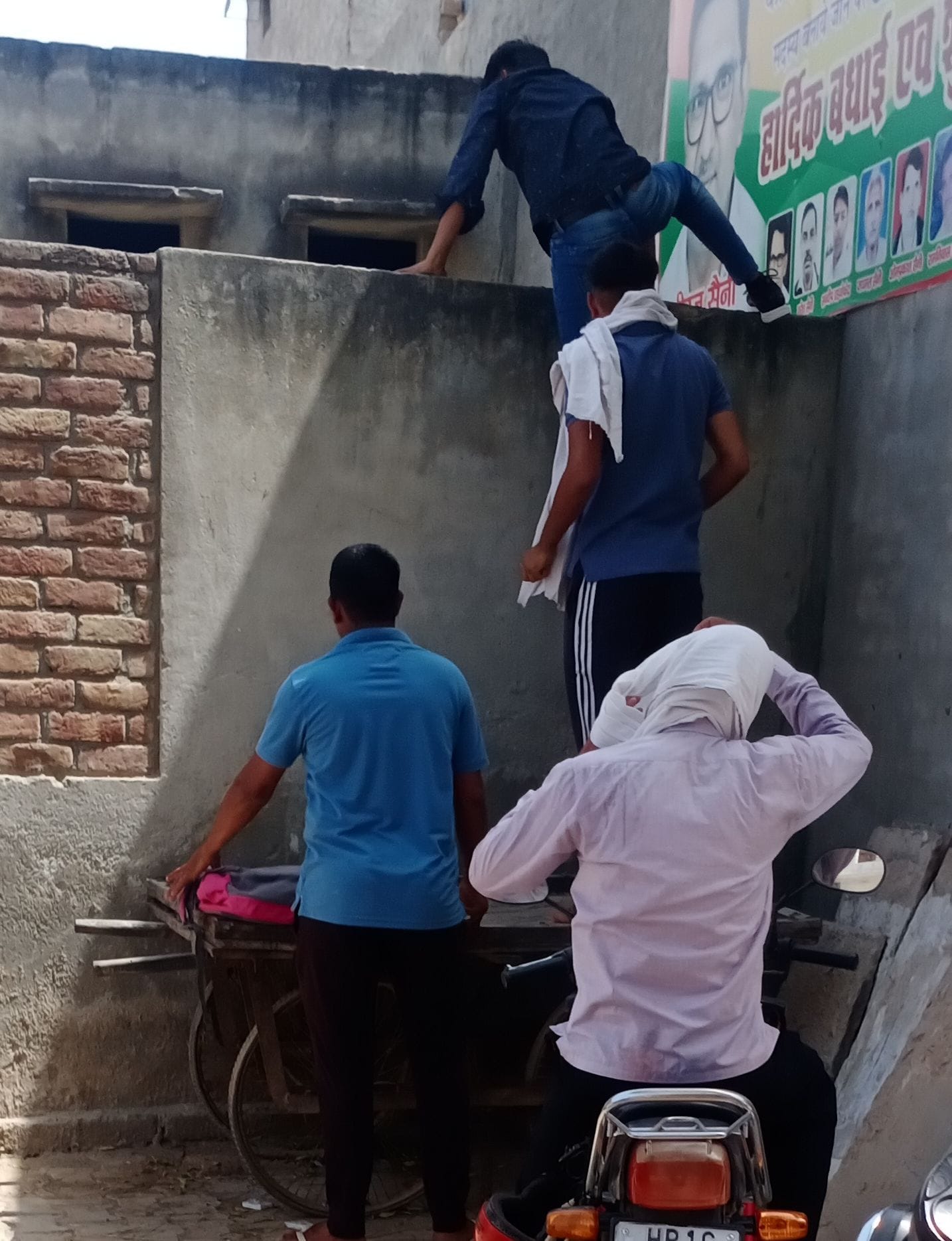 हनुमान ढाणी स्थित राजकीय उच्च विद्यालय के परीक्षा केंद्र की दीवार फांदकर अंदर घुसने का प्रयास क? हनुमान ढाणी स्थित राजकीय उच्च विद्यालय के परीक्षा केंद्र की दीवार फांदकर अंदर घुसने का प्रयास क?