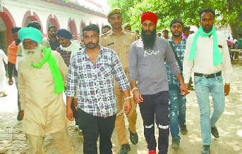 जेल से कोर्ट जाते तिकुनिया कांड क्रास केस के आरोपी। जेल से कोर्ट जाते तिकुनिया कांड क्रास केस के आरोपी।