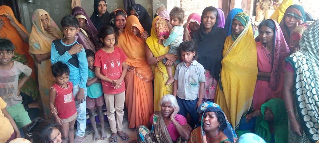 Parents en pleurs du défunt Vivek du village de Keshauvapur