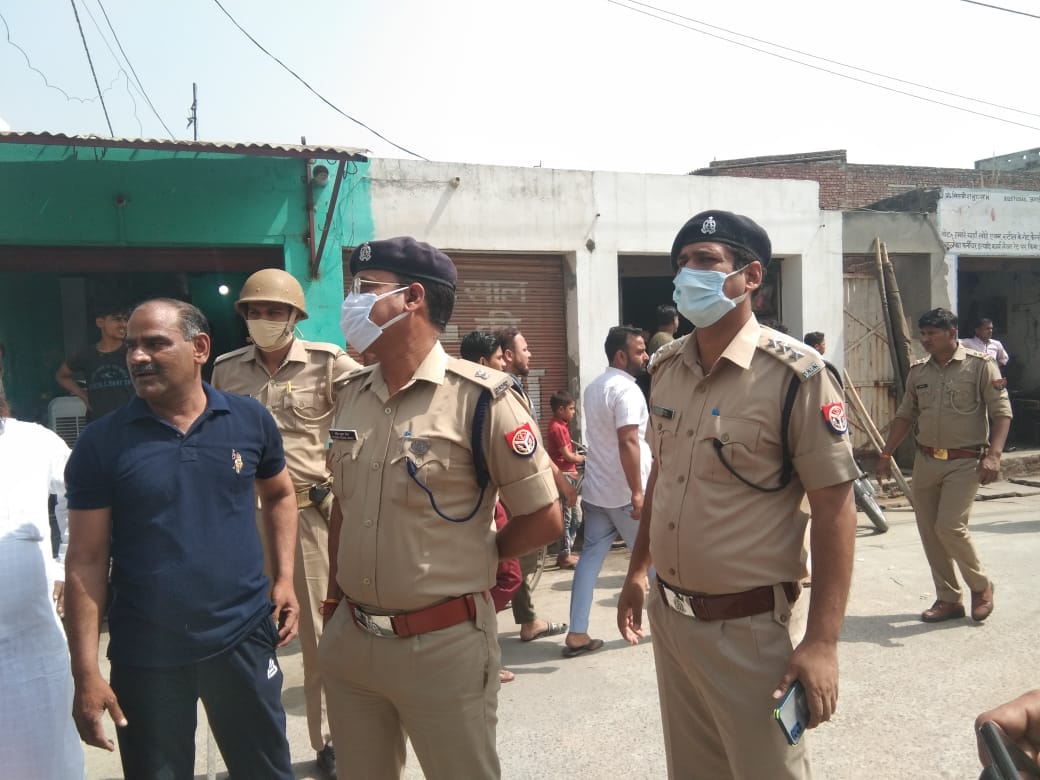 मृतकों की मौत के बाद लोगों से पूछताछ करते पुलिस अधिकारी। मृतकों की मौत के बाद लोगों से पूछताछ करते पुलिस अधिकारी।