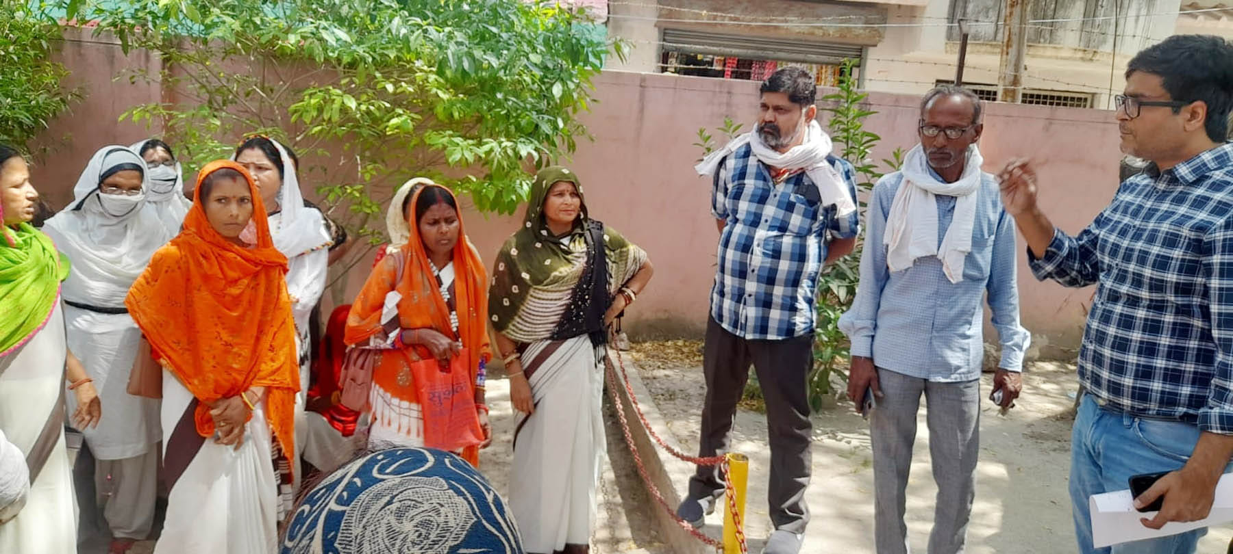 मौदहा सीएचसी में प्रदर्शन कर रही आशा कार्यकर्ताओं को समझाते अधीक्षक जयप्रकाश साहू। मौदहा सीएचसी में प्रदर्शन कर रही आशा कार्यकर्ताओं को समझाते अधीक्षक जयप्रकाश साहू।