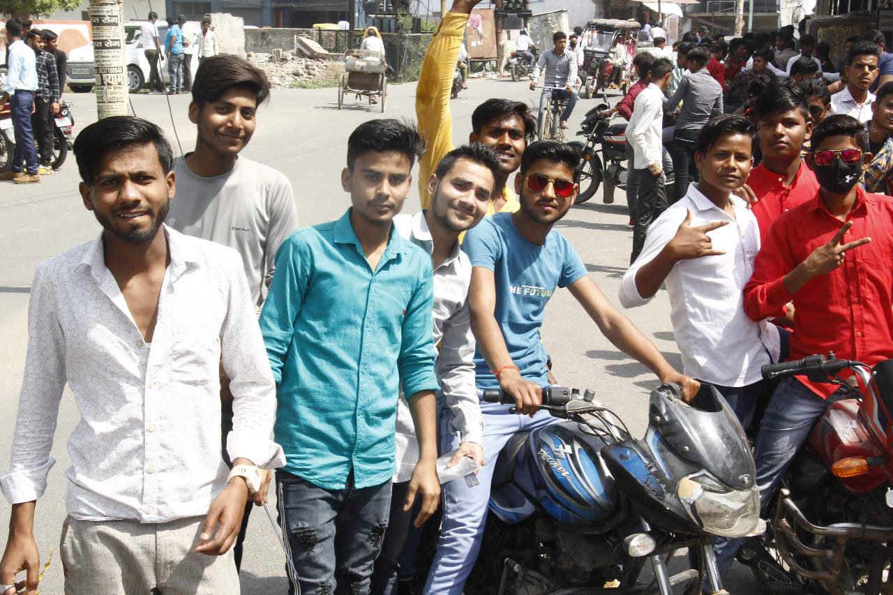 परीक्षा रद्द होने के बाद SK इंटर कॉलेज के बाहर सड़क पर खड़े छात्र परीक्षा रद्द होने के बाद SK इंटर कॉलेज के बाहर सड़क पर खड़े छात्र