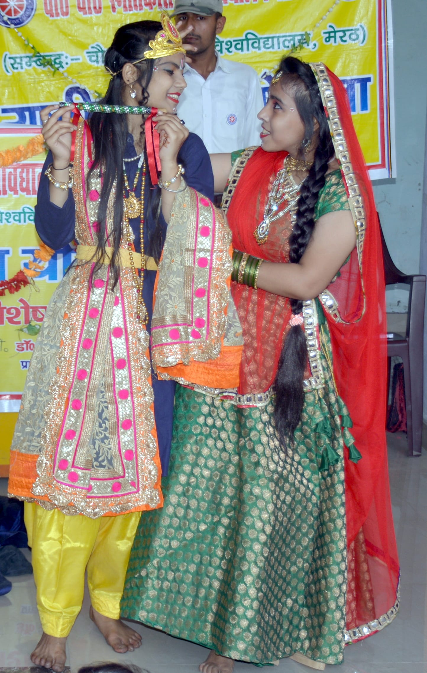 शामली वीवी डिग्री कॉलेज में आयोजित एनएसएस शिविर के समापन पर सांस्कृतिक कार्यक्रम प्रस्तुत करती 