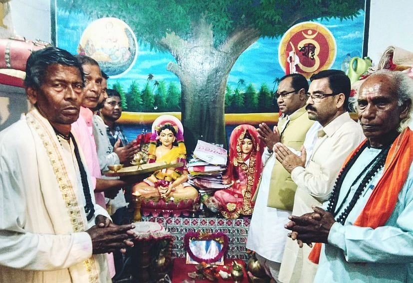 दिनेशपुर के श्री हरि मंदिर मे पूजा कर विश्व शांति की कामना करते विवेकानंद जी महाराज। दिनेशपुर के श्री हरि मंदिर मे पूजा कर विश्व शांति की कामना करते विवेकानंद जी महाराज।