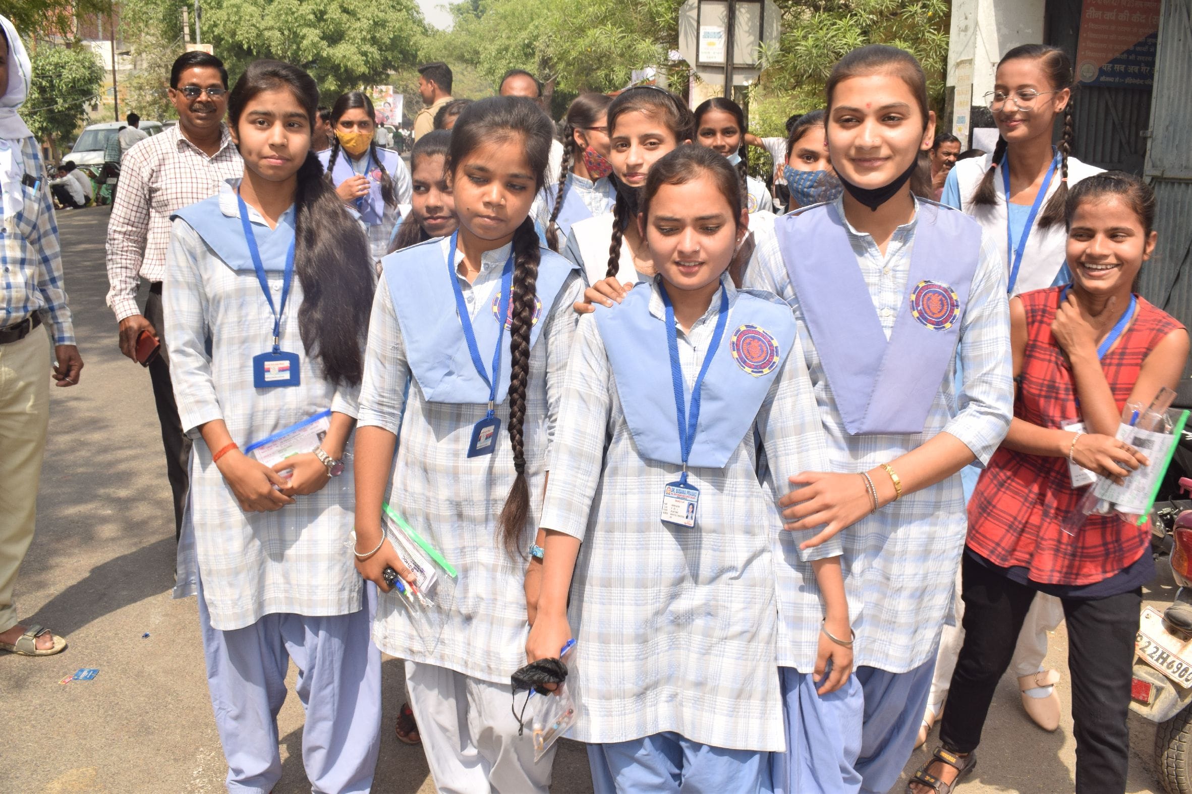 यूपी बोर्ड की इंटर मीडिएट की अंग्रेजी का पेपर रद्द होने के बाद वापस जाती शाहजहांपुर के सुदामा प्र