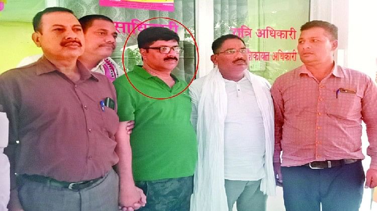 Un poste de police en charge arrêté pour avoir accepté des pots-de-vin à Kannauj, quatre personnes suspendues, dont un policier, après que la vidéo du comptage de l’argent est devenue virale à Sambhal