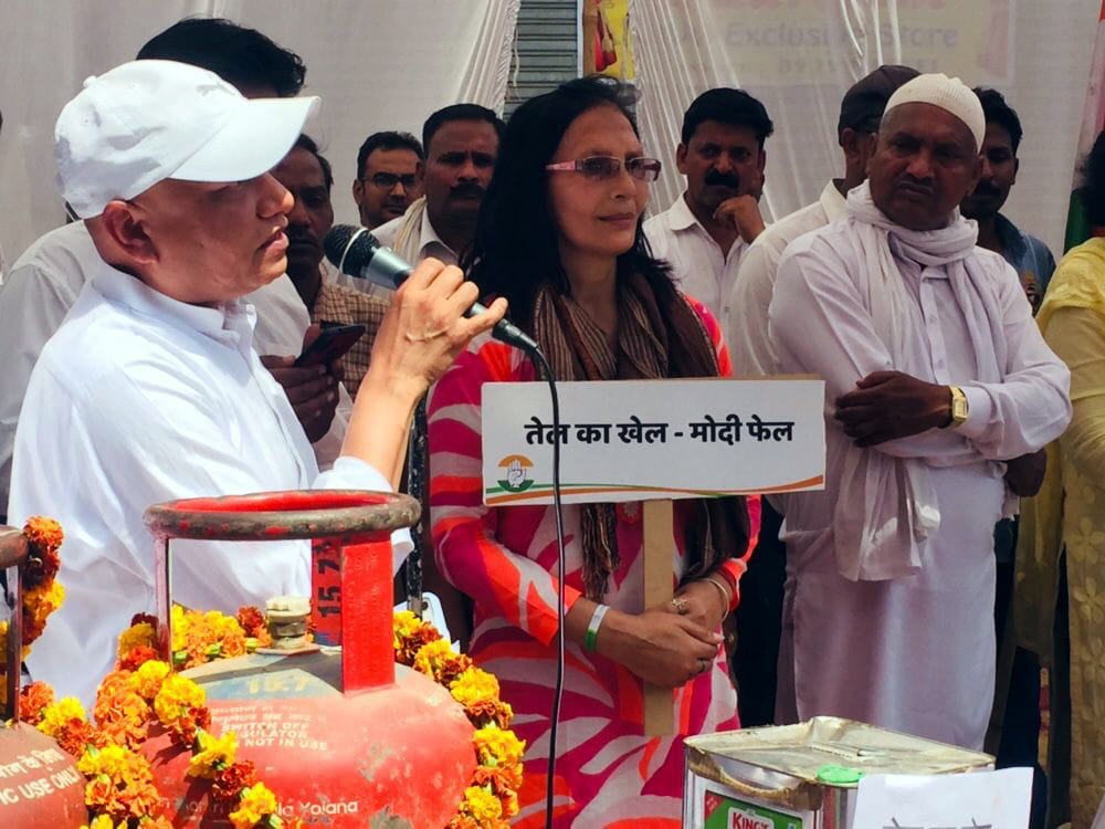 अंबाला छावनी स्थित सदर बाजार चौक पर  पेट्रोल, डीजल, रसोई गैस, सीएनजी और पीएनजी की कीमतों में अत्यधि