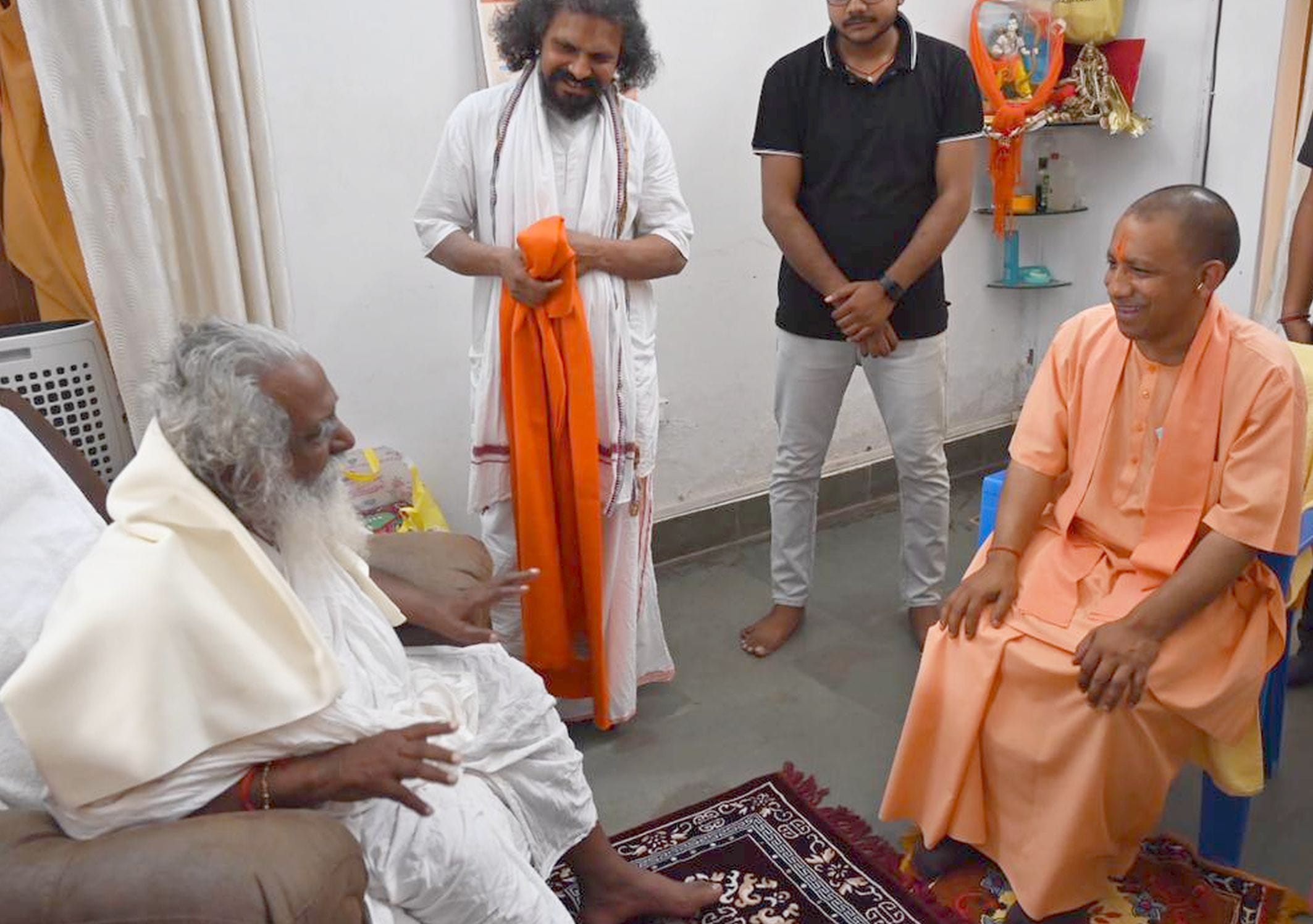 अयोध्या-महंत नृत्यगोपाल दास से भेंट करते मुख्यमंत्री योगी आदित्यनाथ।-संवाद अयोध्या-महंत नृत्यगोपाल दास से भेंट करते मुख्यमंत्री योगी आदित्यनाथ।-संवाद