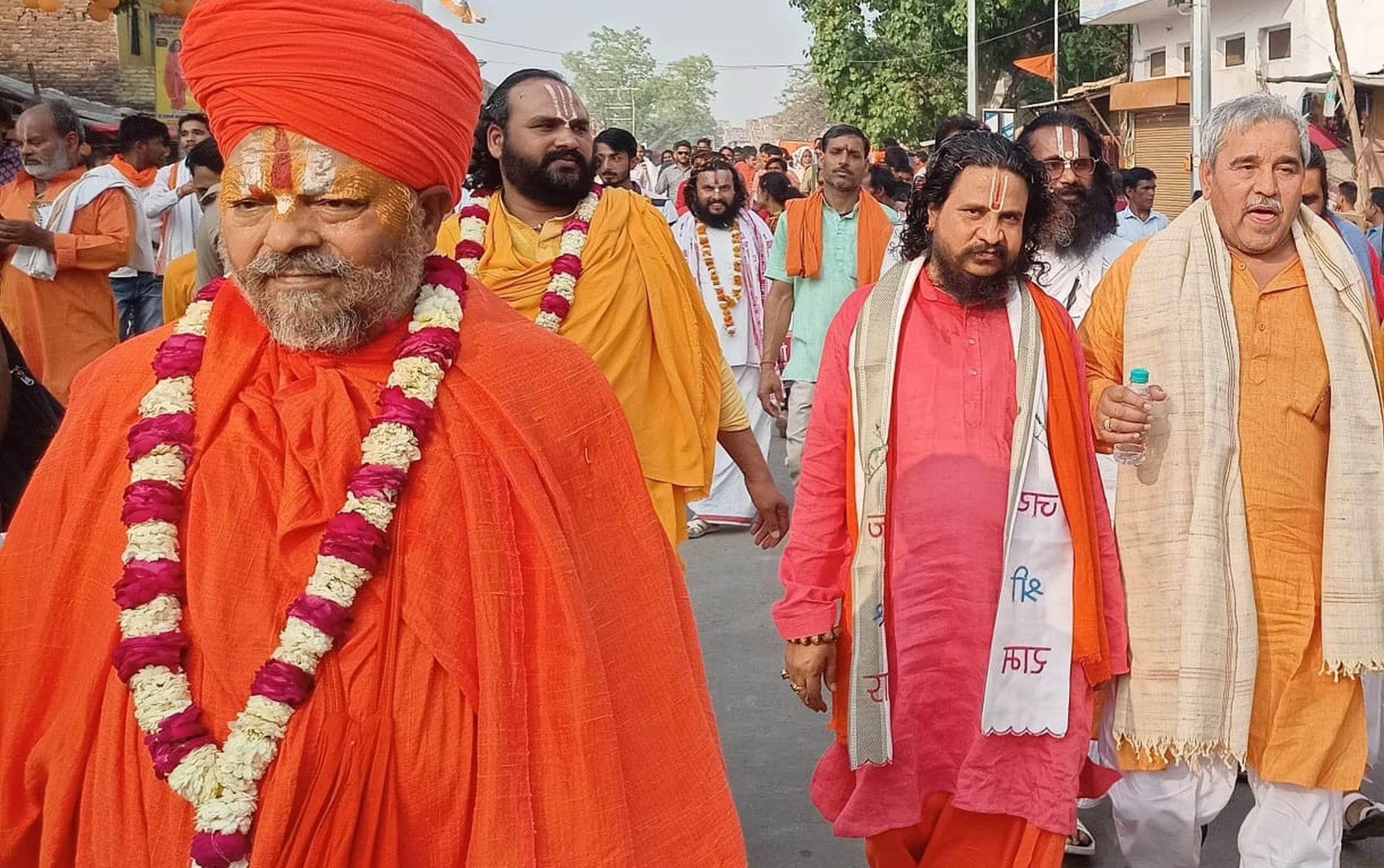अयोध्या-नवसंवत्सर की पूर्व संध्या पर निकली रामकोट की परिक्रमा में शामिल संत,धर्माचार्य व भक्त।-? अयोध्या-नवसंवत्सर की पूर्व संध्या पर निकली रामकोट की परिक्रमा में शामिल संत,धर्माचार्य व भक्त।-?