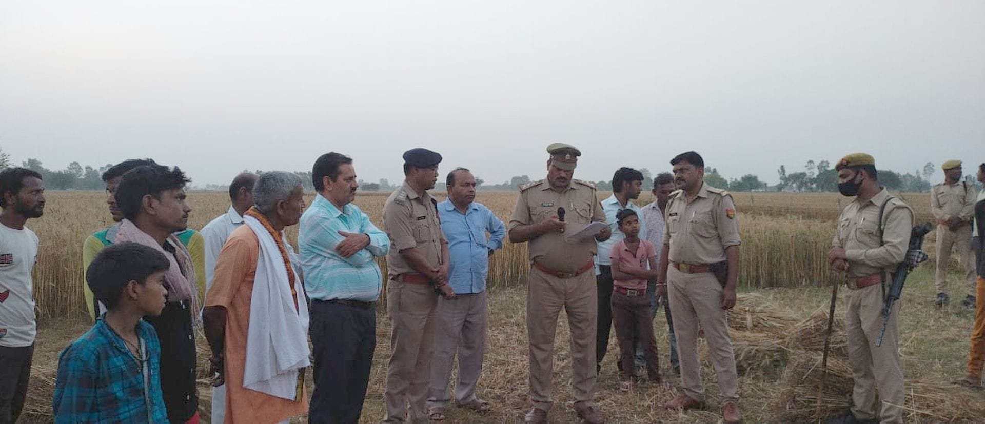 भटौली गांव में खेत जब्त करने की कार्रवाई करती पुलिस। संवाद भटौली गांव में खेत जब्त करने की कार्रवाई करती पुलिस। संवाद