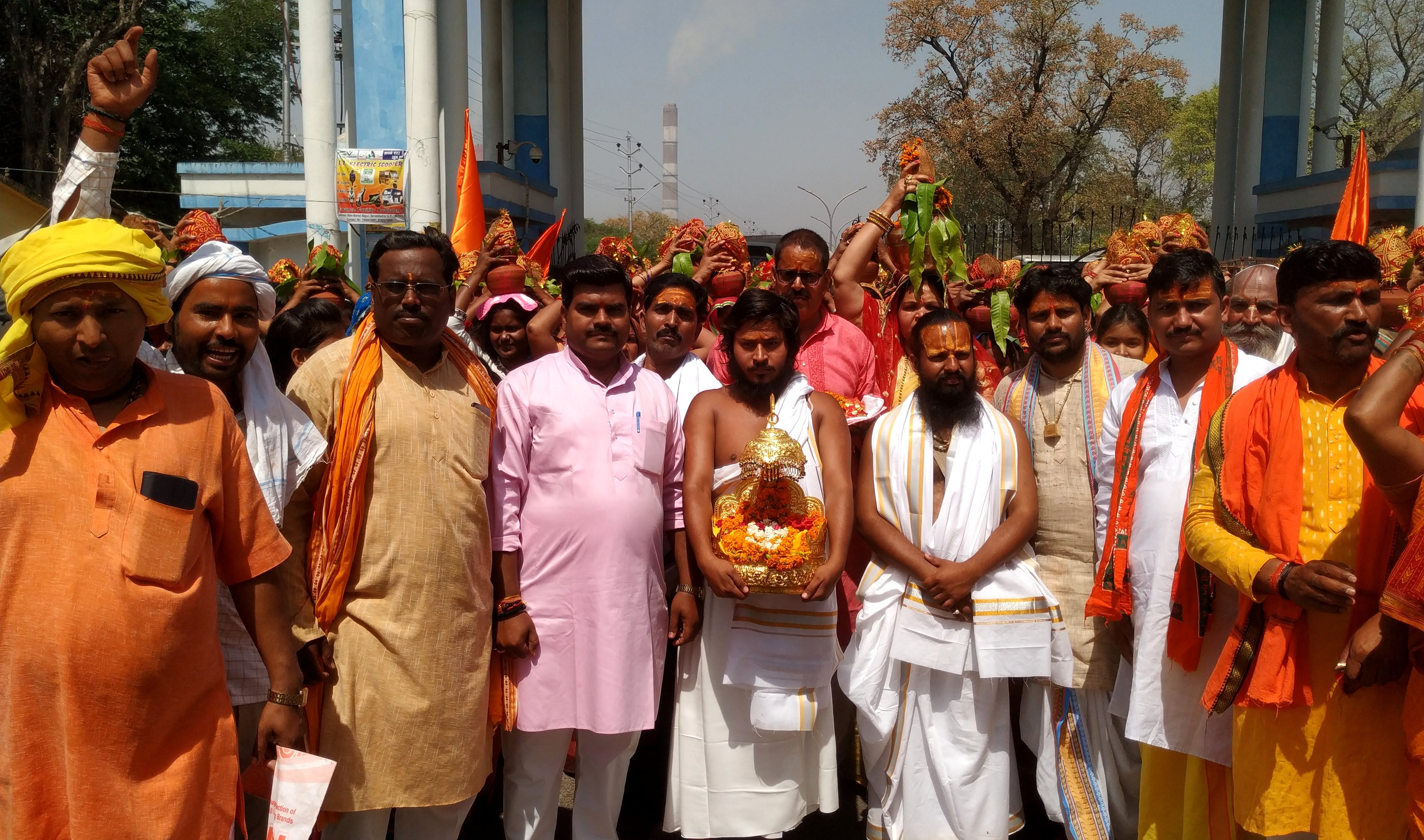 बीजपुर पुनर्वास स्थित दुदहिया मंदिर प्रांगण में कलश यात्रा में शामिल श्रद्धालु। बीजपुर पुनर्वास स्थित दुदहिया मंदिर प्रांगण में कलश यात्रा में शामिल श्रद्धालु।