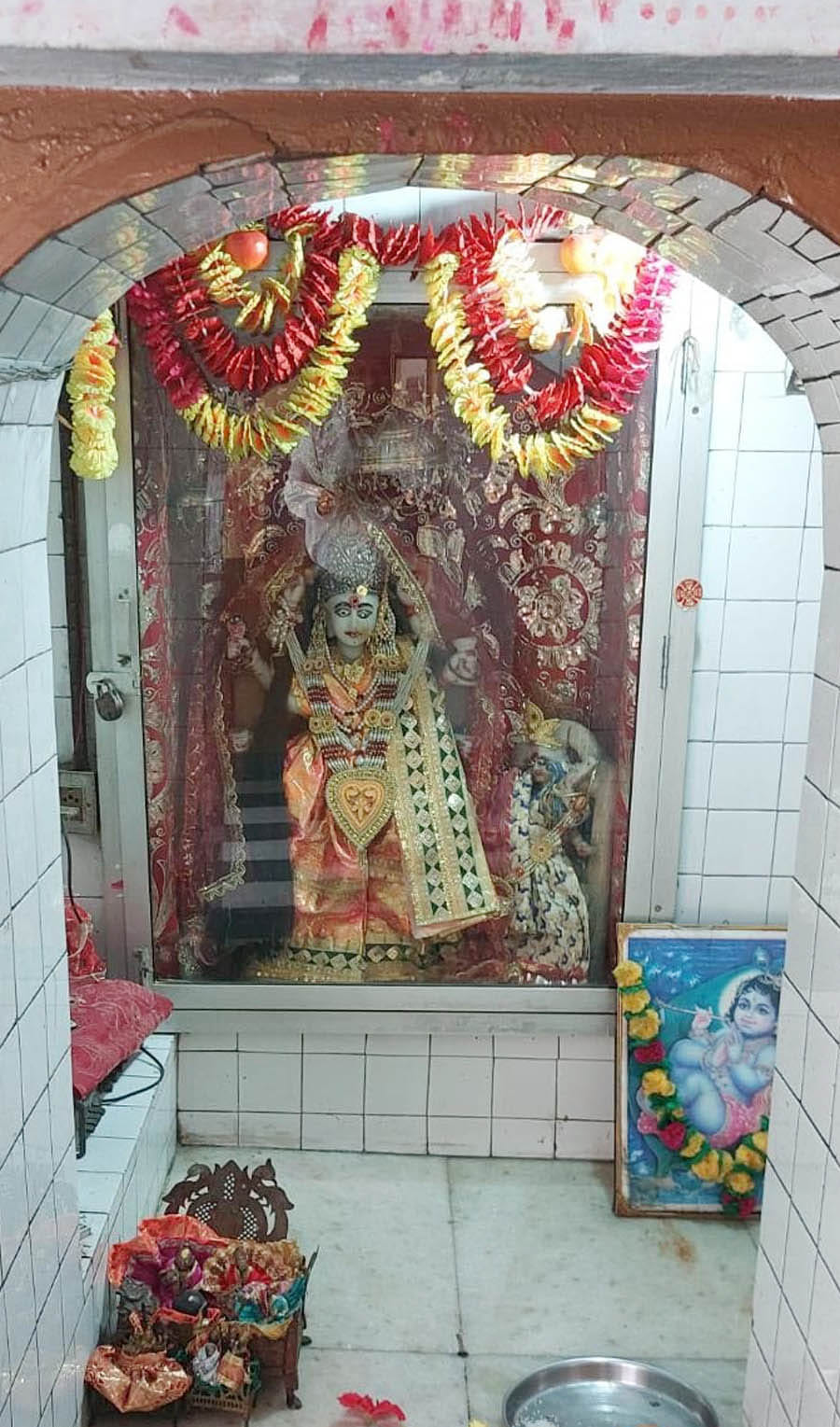चरथावल में सिद्धपीठ प्राचीन देवी मंदिर में दुर्गा मां की भव्य मूर्ति चरथावल में सिद्धपीठ प्राचीन देवी मंदिर में दुर्गा मां की भव्य मूर्ति