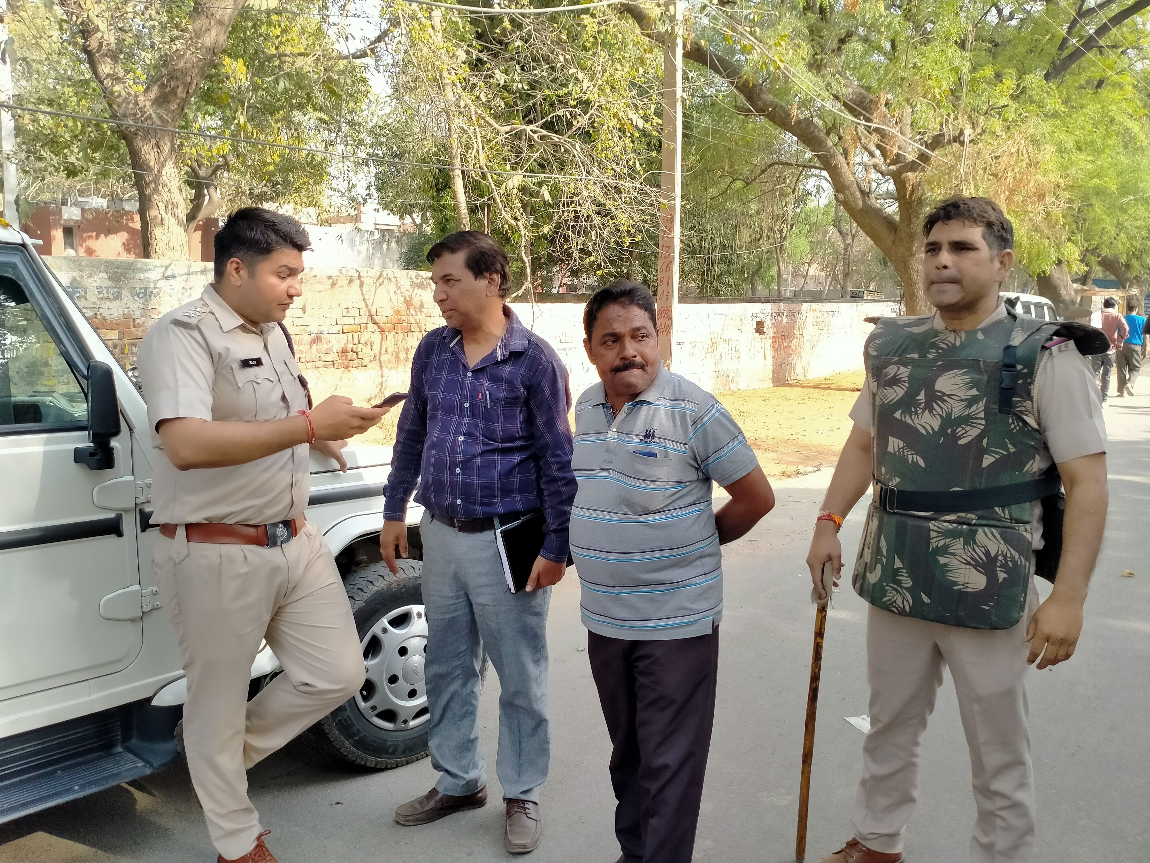  ड्यूटी मजिस्ट्रेट नायब तहसीलदार से बात करते कनीना के डीएसपी राजीव।  संवाद